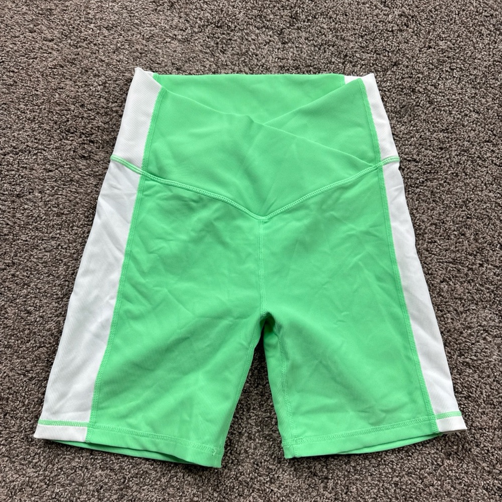 Wilo Women’s Medium Green and White Ribbed Athletic Biker Shorts EUC